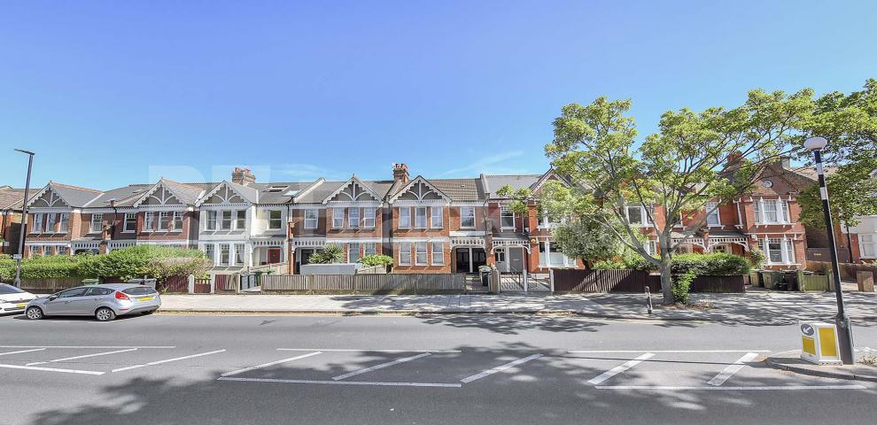 			LET , 4 Bedroom, 1 bath, 1 reception House			 Weir Road, Clapham South/Balham